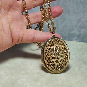 Vtge 1970's Sarah Coventry Gold Tone Locket Necklace Ornate Filigree Pendant